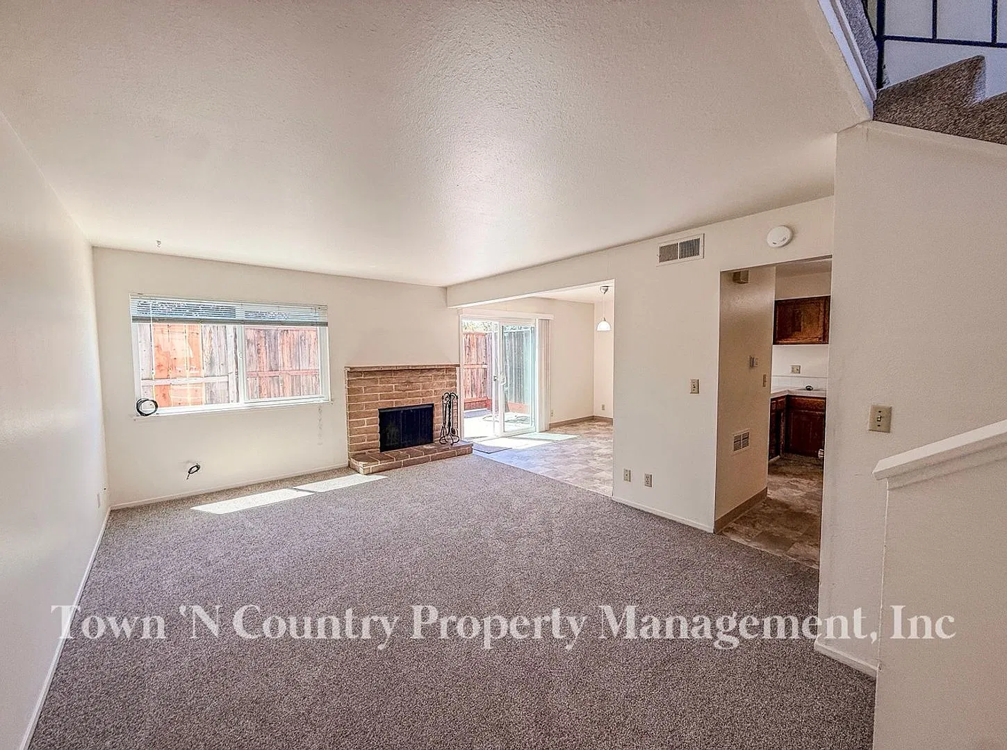 Beautiful 2-Bedroom Townhome with Garage, Patio & Community Pool! — Photo 2