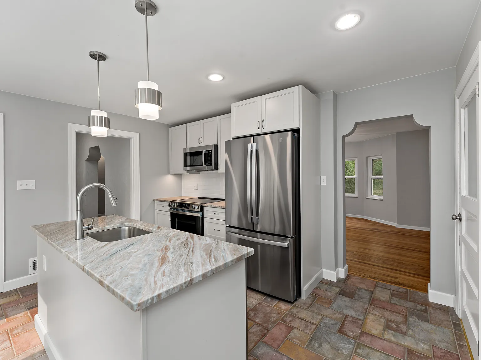 4 bed, 2.5 bath, 2026 sqft, $2,600 — Photo 4