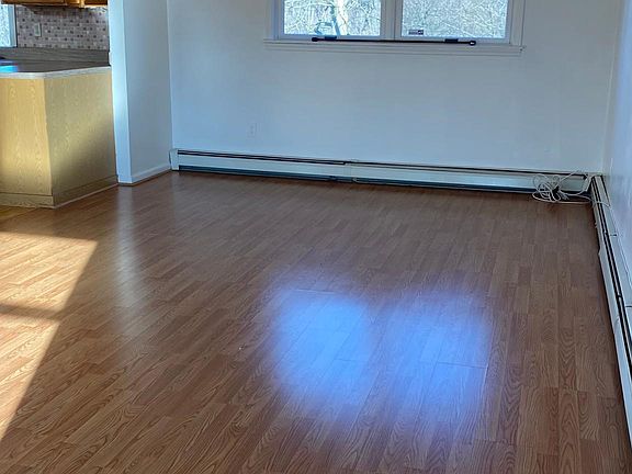 3rd image of 8 Crestvale Ter Floor 2