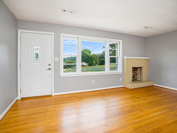 3rd image of 1097 Mineral Springs Dr