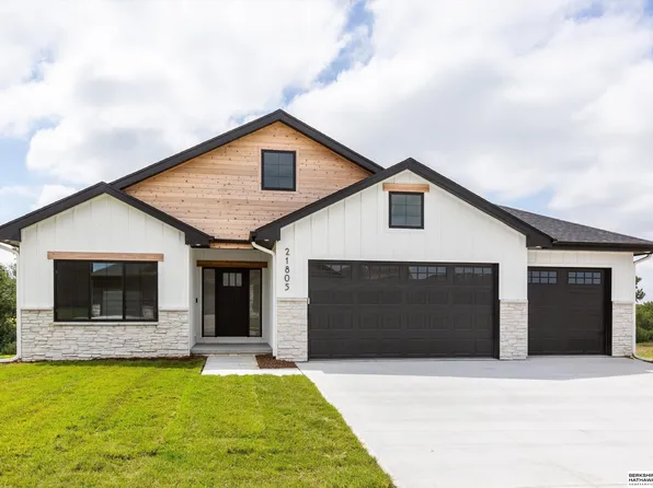 21805 Parkview Dr, Gretna, NE 68028