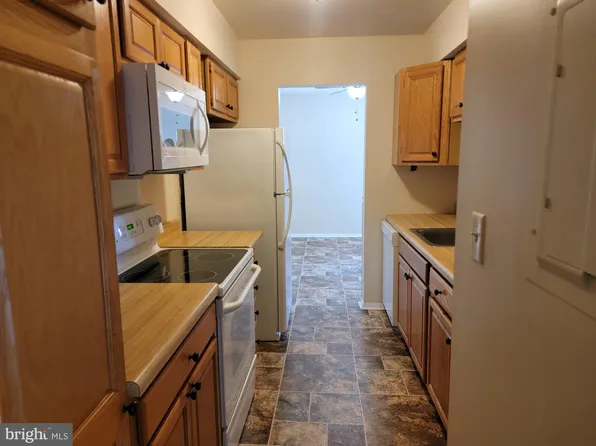 810 Charlotte Way APT 303, Enola, PA 17025
