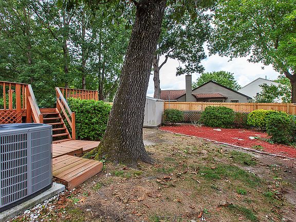 3rd image of 954 Red Oak Cir