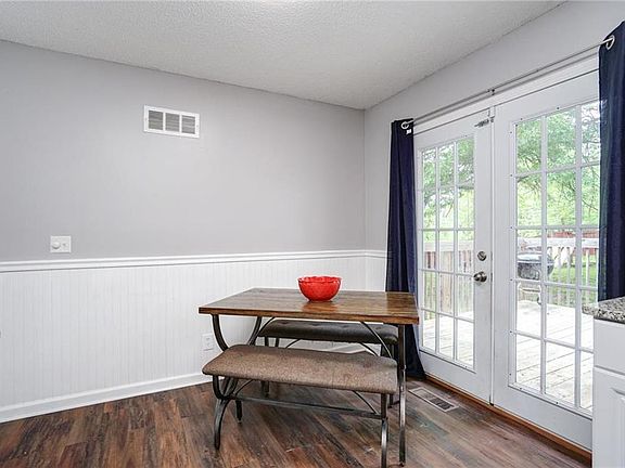 5th image of 821 Englewood St