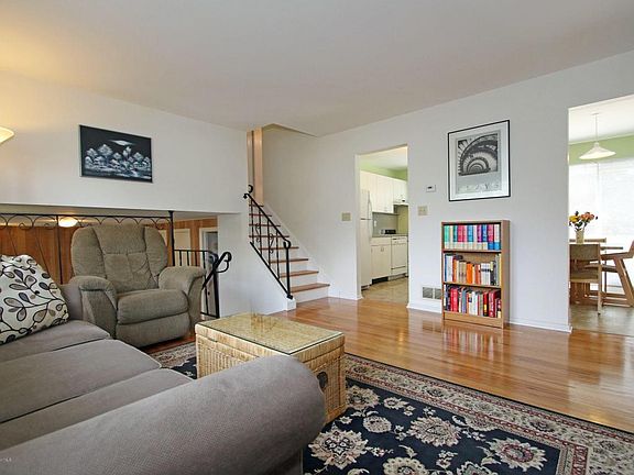 4th image of 15 Garrett Pl
