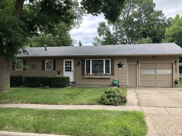 1007 E 16th St, Yankton, SD 57078