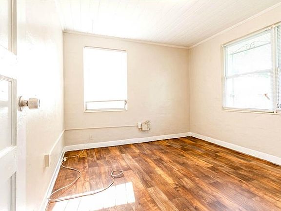 4th image of 1408 E Chelsea St