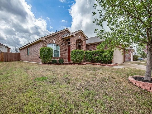 3rd image of 810 Bastrop Dr
