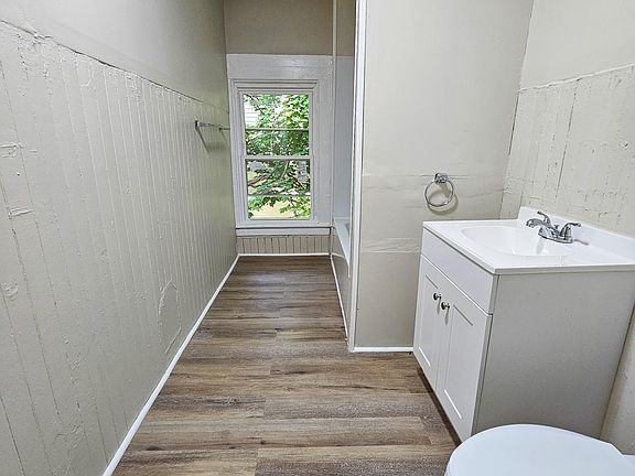 5th image of 513 W Clinton St