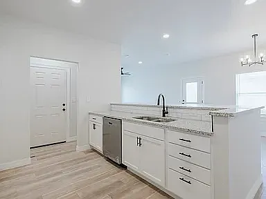 5 bed, 2289 sqft, $2,100 — Photo 2