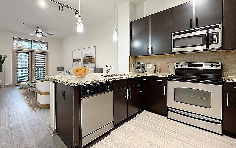 1 bed, 1.0 bath, 745 sqft, $1,499 — Photo 2