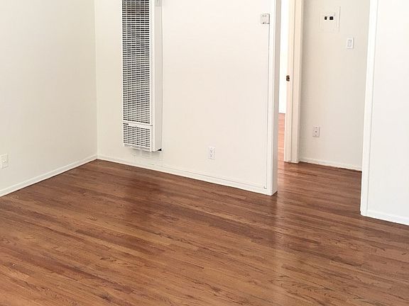 4th image of 221 S Jackson St APT 1