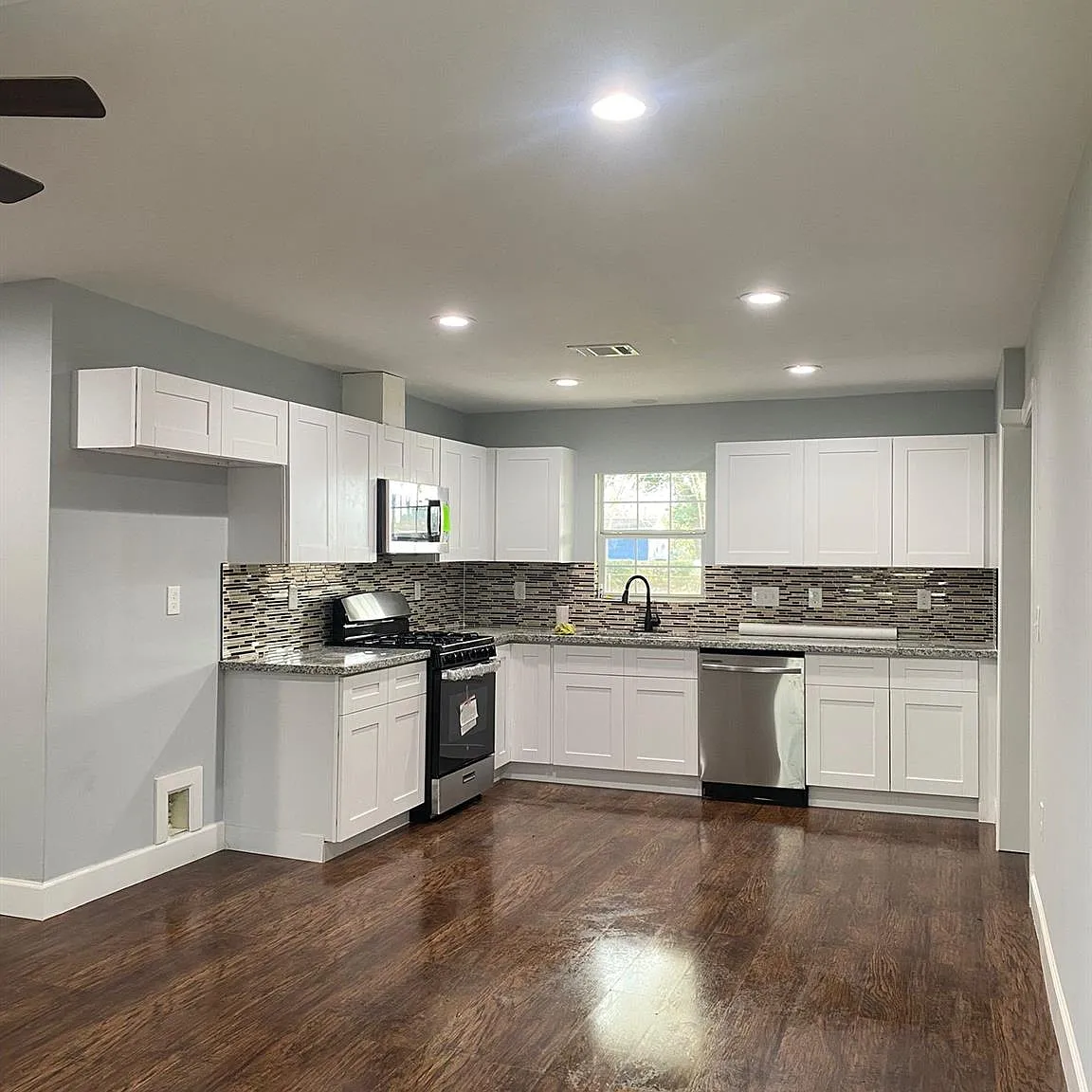 4 bed, 2.0 bath, 1230 sqft, $1,800 — Photo 3