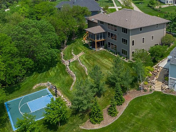 4th image of 330 Painted Woods Dr