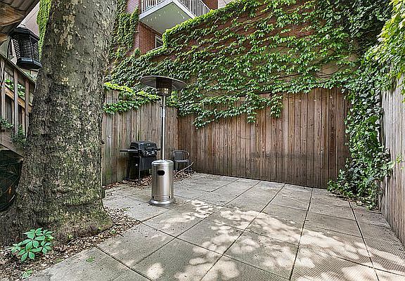 2nd image of 250 E 33rd St