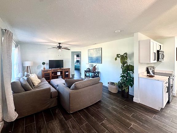4th image of 216 NE 3rd St #3