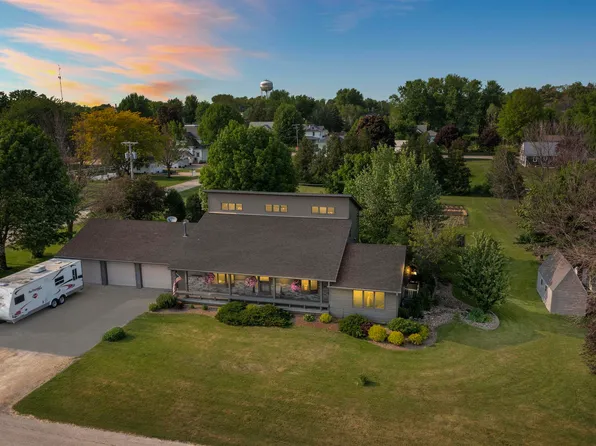 301 Oak St, Strawberry Point, IA 52076