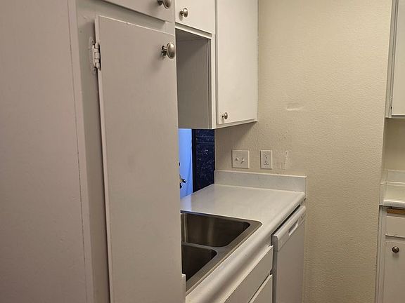 2nd image of 1921 Diamond St #3