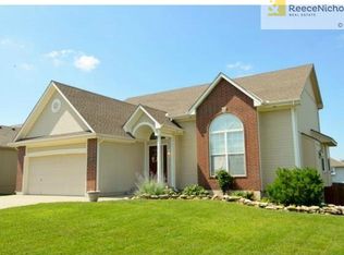 420 Pinnacle Dr, Raymore, MO 64083
