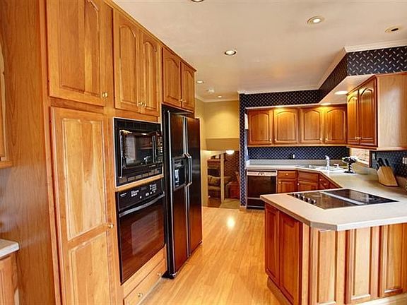 4th image of 444 Goldleaf Ave