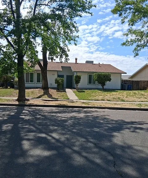 3221 Denver Ave — Photo 1