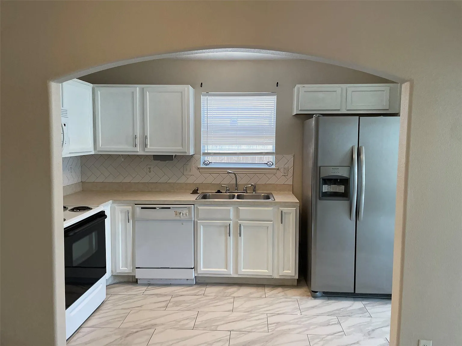 3 bed, 2.5 bath, 1634 sqft, $1,795 — Photo 2