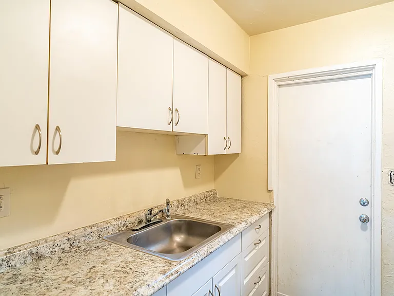533 NE 2nd Ave — Photo 8