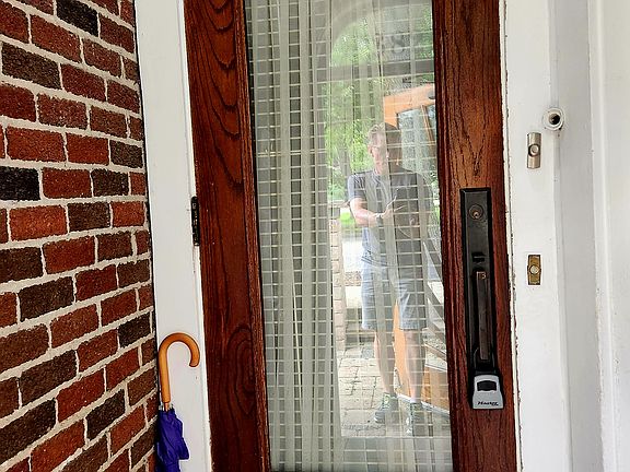 Private entrance to unit.