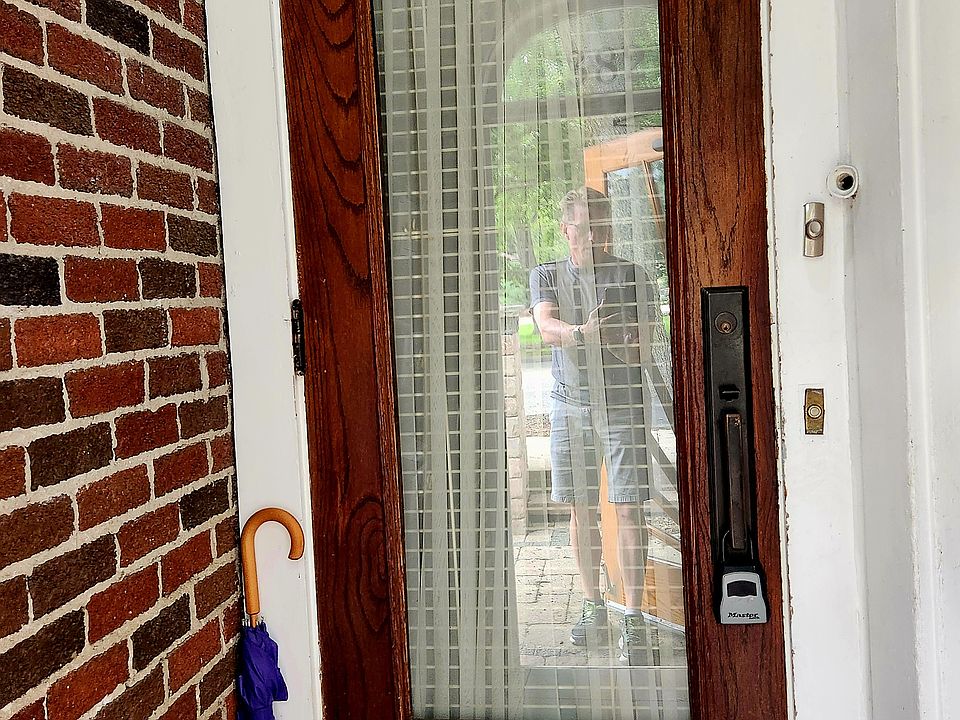 Private entrance to unit.