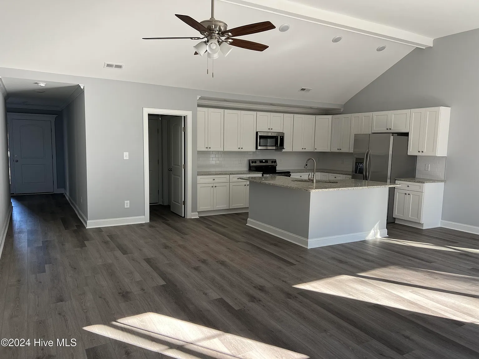 3 bed, 2.0 bath, 1700 sqft, $2,250 — Photo 4