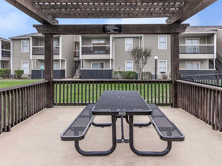 Royal Wildewood Manor Apartments — Photo 13