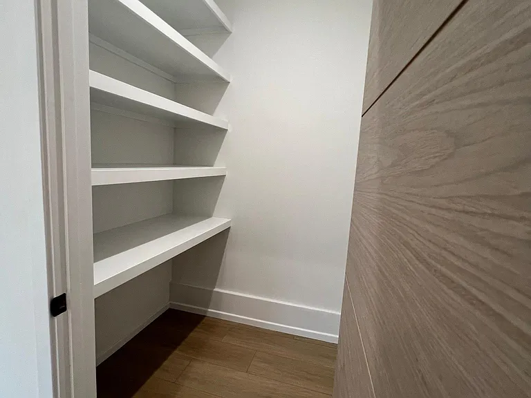 2610 S Barrington Ave — Photo 8
