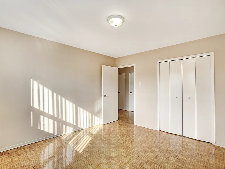 2503 Hurontario St — Photo 17