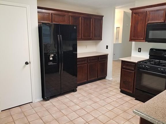 4th image of 2208 Castle Dr