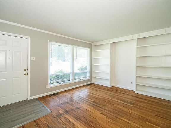 3rd image of 880 Rogers Ln