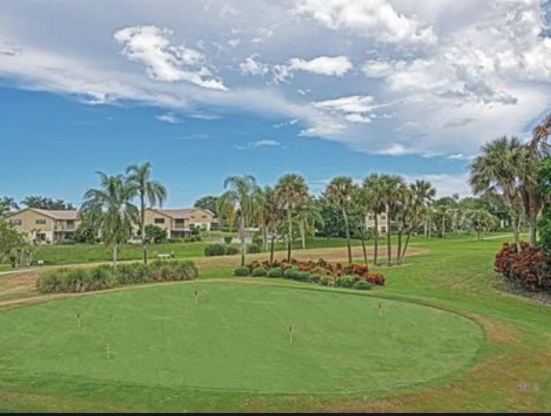 Par for the Gold Coast. Golf, pickle ball, Tennis. 1 mile to ICW boat ramp. Quiet community 2 pools. — Photo 2