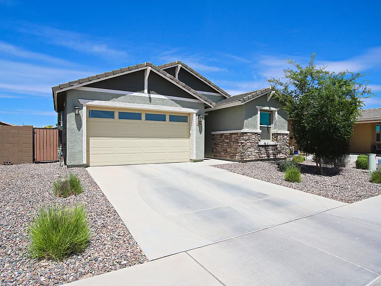 2250 E Kelly Dr — Photo 2