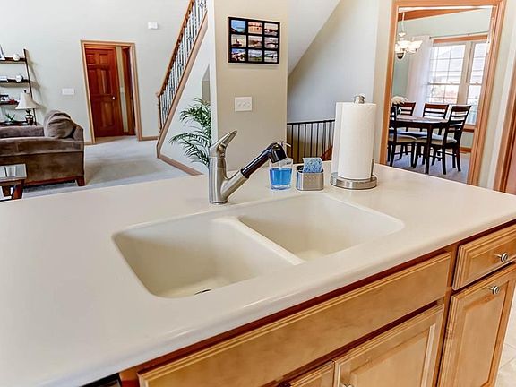 3rd image of 2668 Stonebridge Dr