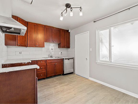 2nd image of 125 Eastwood Ct #125