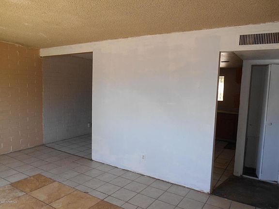 5th image of 2334 E Parkside Dr