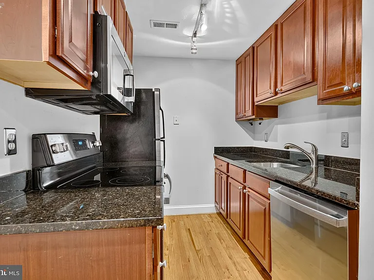 1427 Chapin St NW #204 — Photo 13