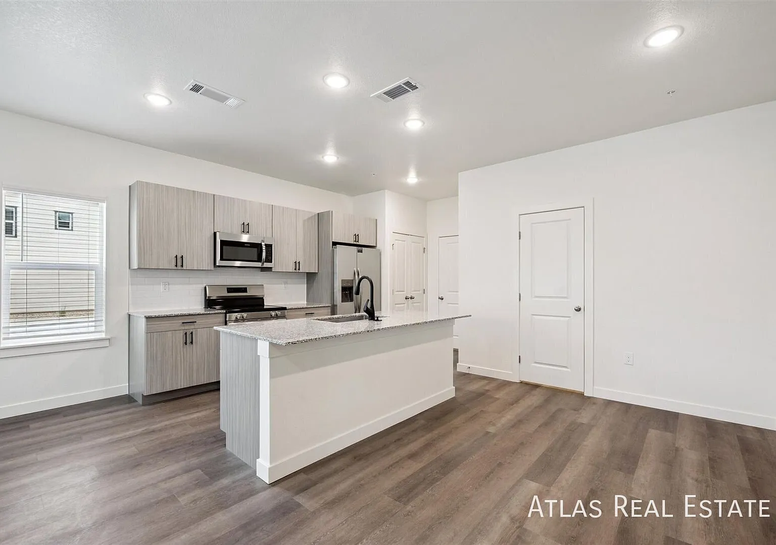 Limited Supply On 2-Beds!! Move In Today, Deposits Only $1,000! — Photo 4