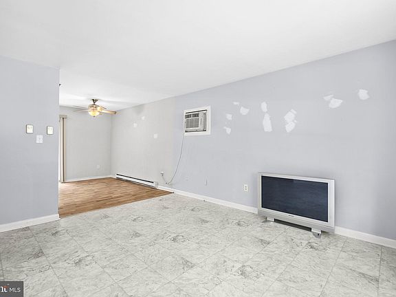 5th image of 221 Hampton Dr