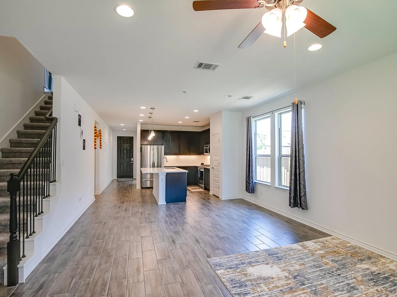 4 bed, 3.5 bath, 2521 sqft, $2,400 — Photo 4