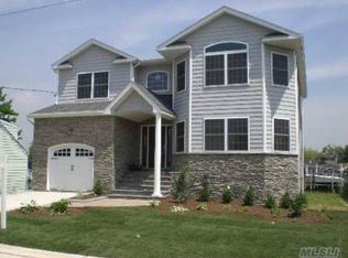 11 Jefferson Pl, Massapequa, NY 11758