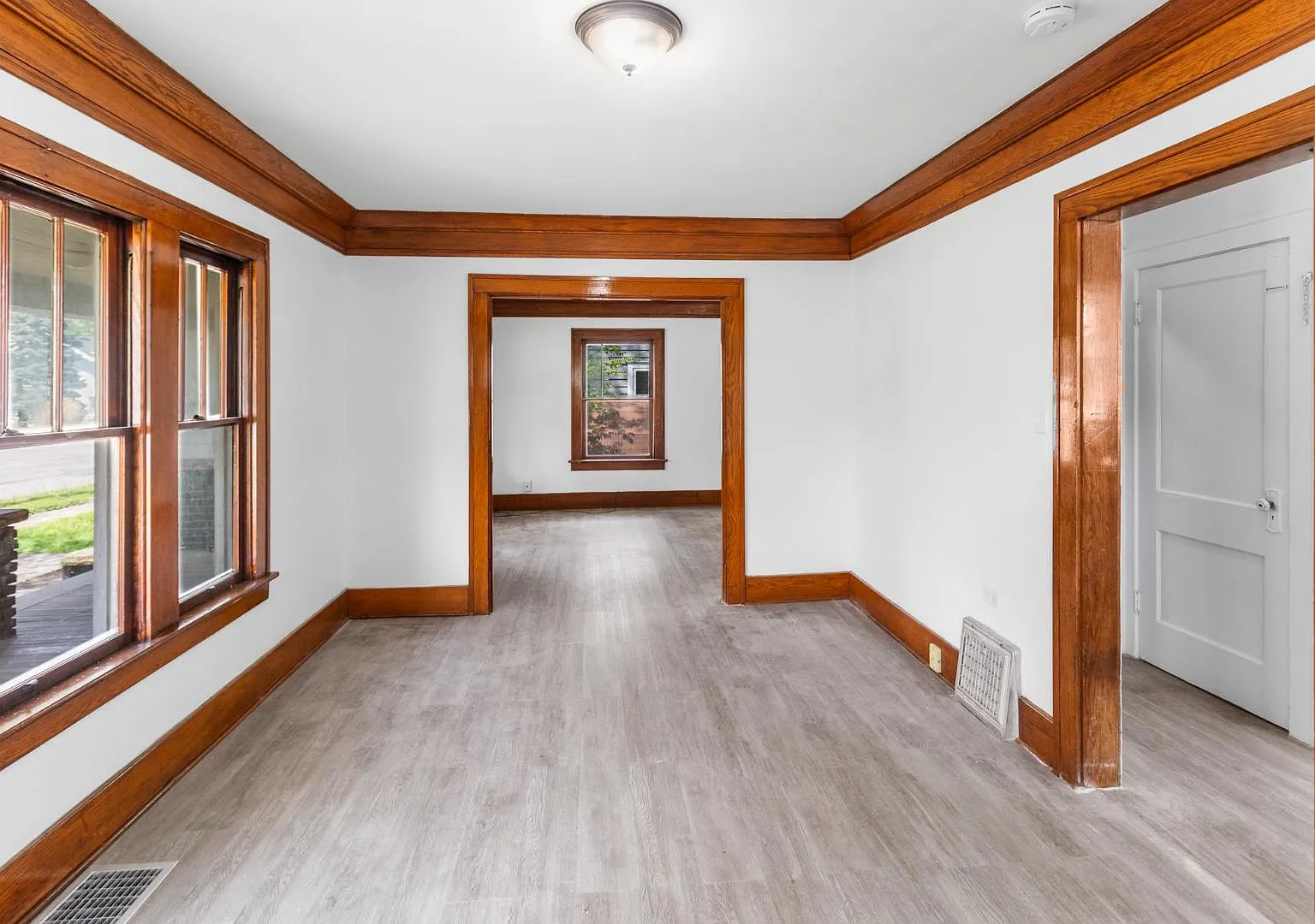 989 N Howard St — Photo 3