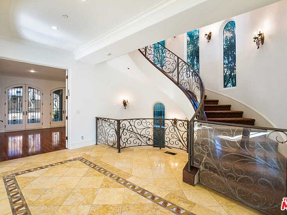 3rd image of 241 S Beverly Dr