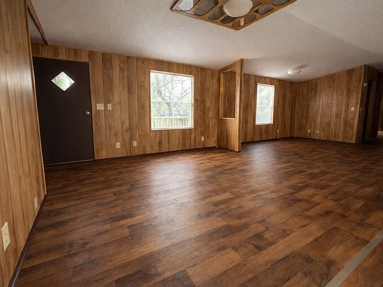 1037 Pecan Valley Dr — Photo 3