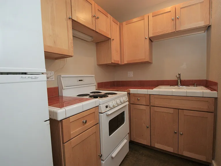 1215 E Spring St — Photo 8