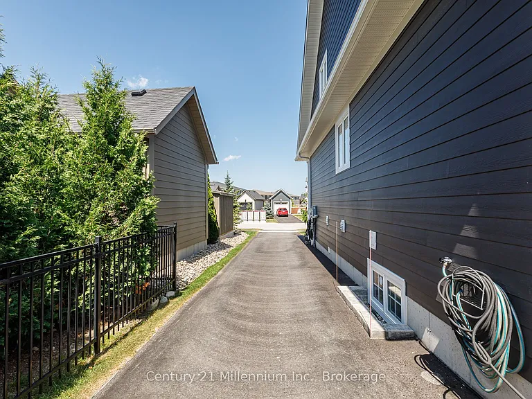 103 White Oak Cres — Photo 39